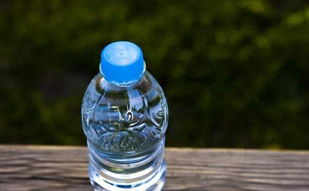 38元一瓶的水，凭什么比可乐还贵？真相藏在国家法规里


同样是瓶装水，有的卖2