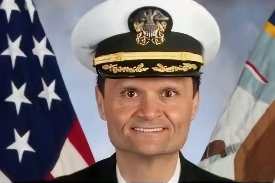 "杜鲁门"号现任舰长卡文·哈基姆扎德(Kavon Hakimzadeh)是一名伊