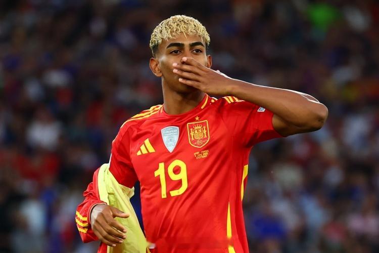 亚马尔退出西班牙队集训引争议 西足协不满巴萨未通报治疗西班牙皇家足球联合会官方发