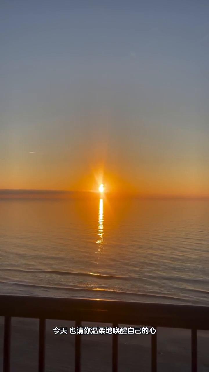 晨间福语。
清晨的光踮着脚尖轻轻吻醒世界，今天也请你温柔地唤醒自己的心。晨风里藏