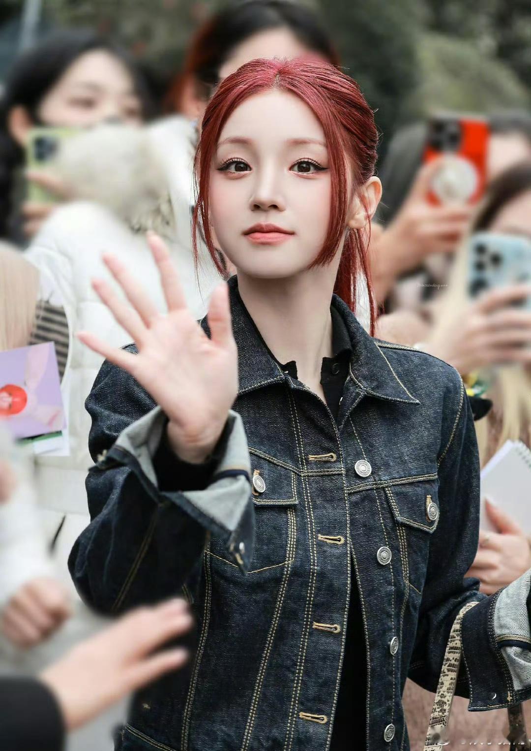 宋雨琦FENDI看秀造型，红发高马尾帅气利落，好美好温柔