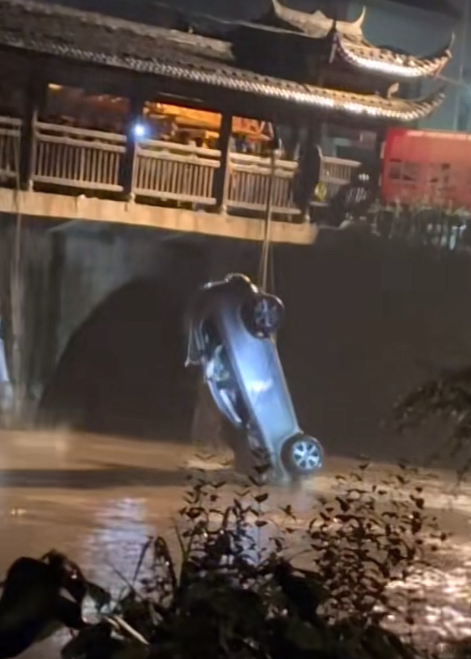 #汽车坠桥致5死疑监控画面曝光#【福建长汀一汽车坠桥5人不幸遇难，疑似监控拍到车