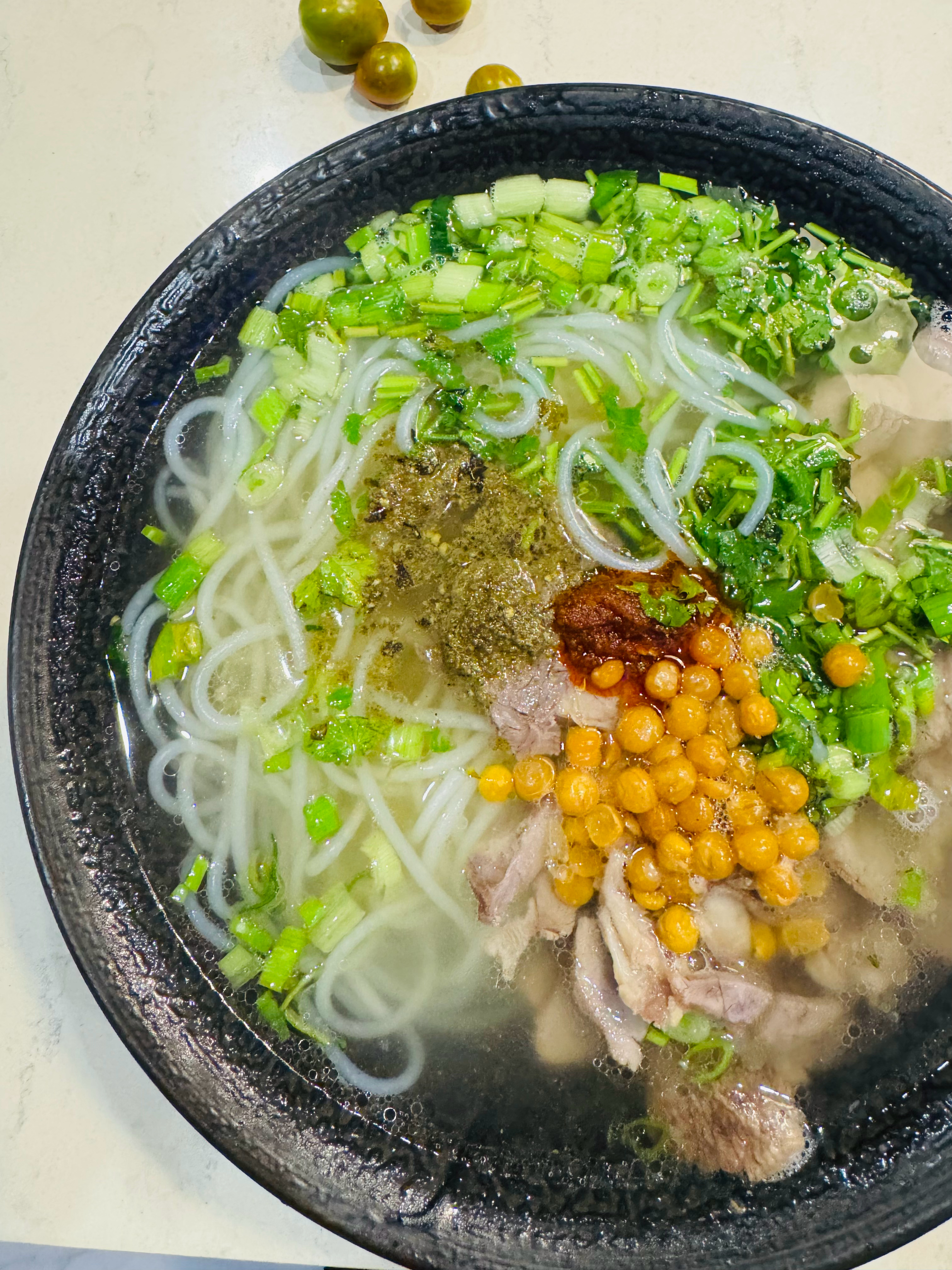 今天的宵夜是自制羊肉粉，用了我从兴义带回来的做羊肉粉的酱 ，味道很好