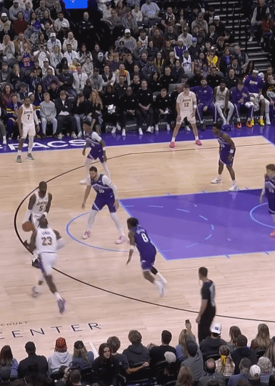 詹姆斯这球在三分线位置和艾顿打挡拆分球，本身就是体现了顶级传球能力和比赛阅读能力