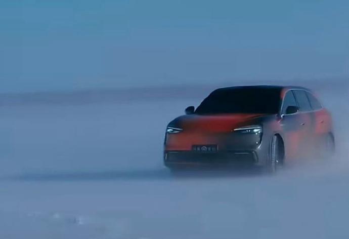 问界新杀手
一辆贴着伪装车衣的SUV在冰雪中进行低温极限测试，这正是问界产品序列