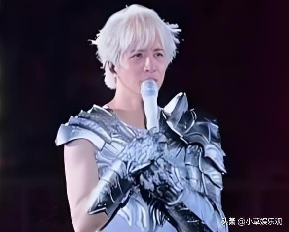 一场暴雨，薛之谦跪在舞台上道歉，灯光暗了，荧光棒失灵，他却用“无条件退票、报销外