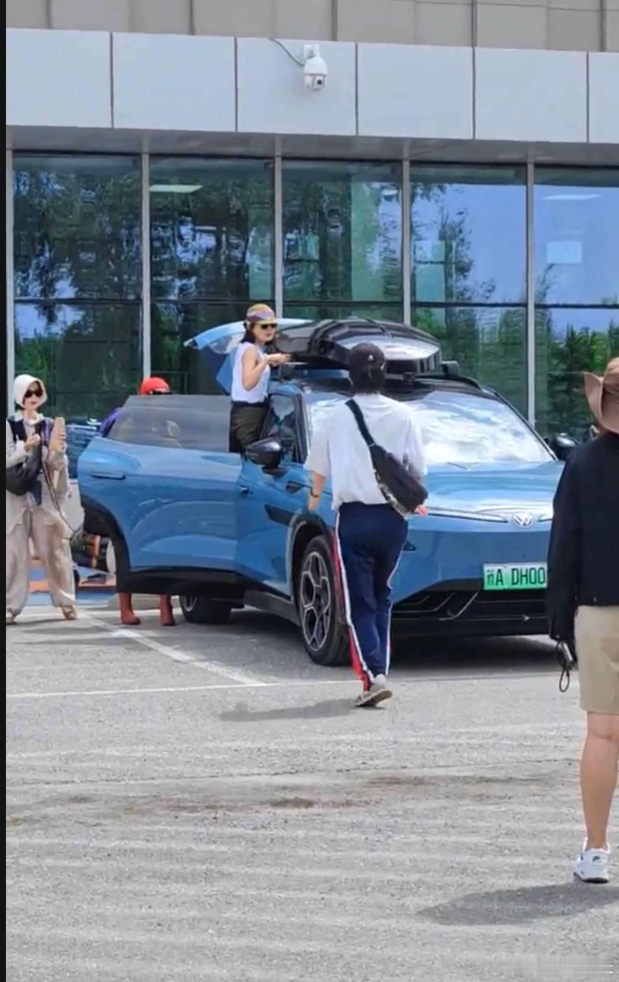 辛芷蕾旅途毕业晒照向野的我们 这张毕业照里的松弛感，是她们一路克服自驾露营难题换
