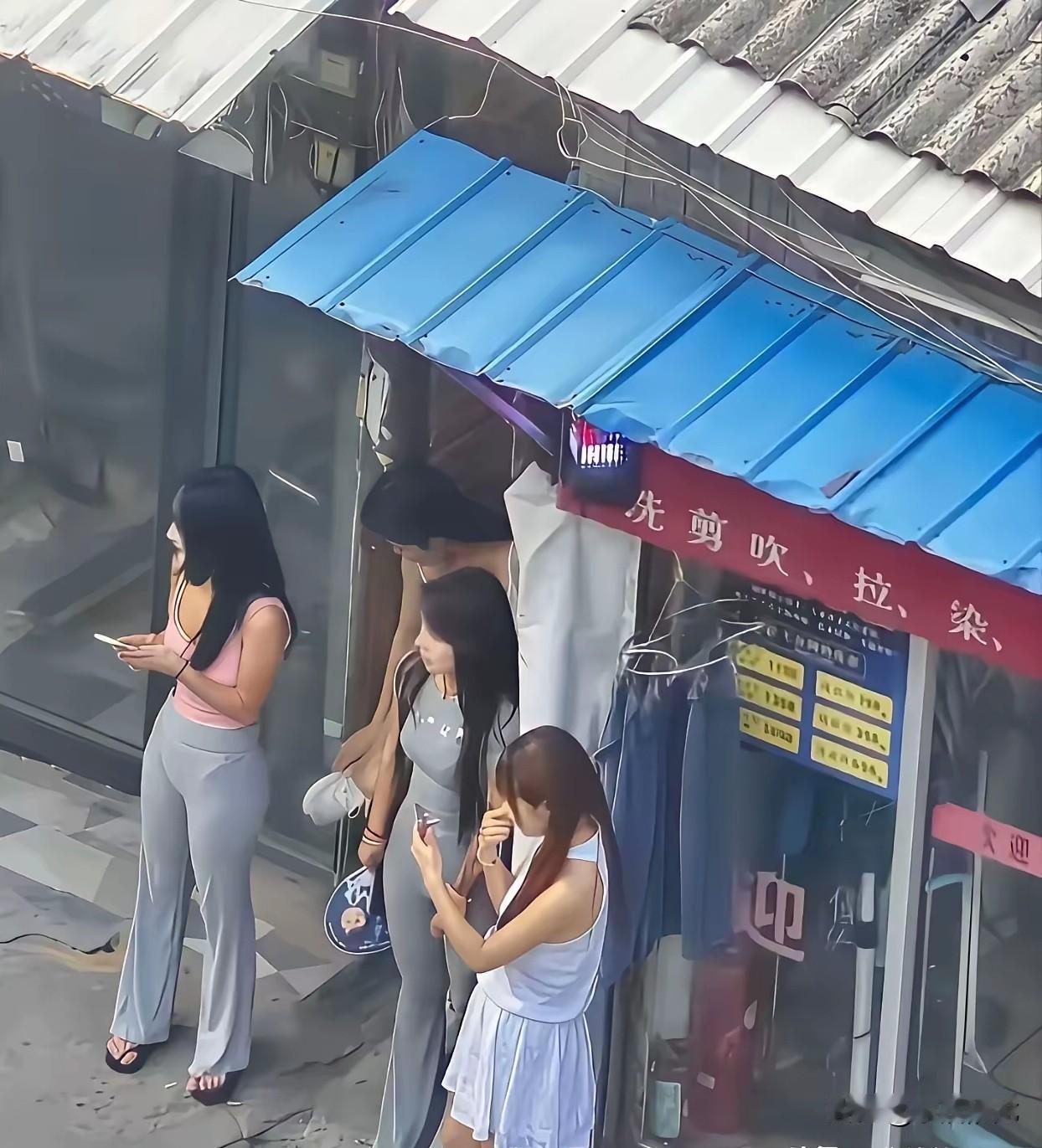 有人问下图女人是不是好女人？
有一高赞回答：当然是好女人，女人该有的她们都有！世