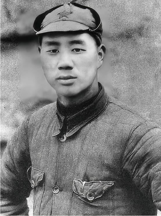 1939年，杨成武带队深夜突围，隐约发现队伍中，有个人正大模大样地撒尿，他突然叫