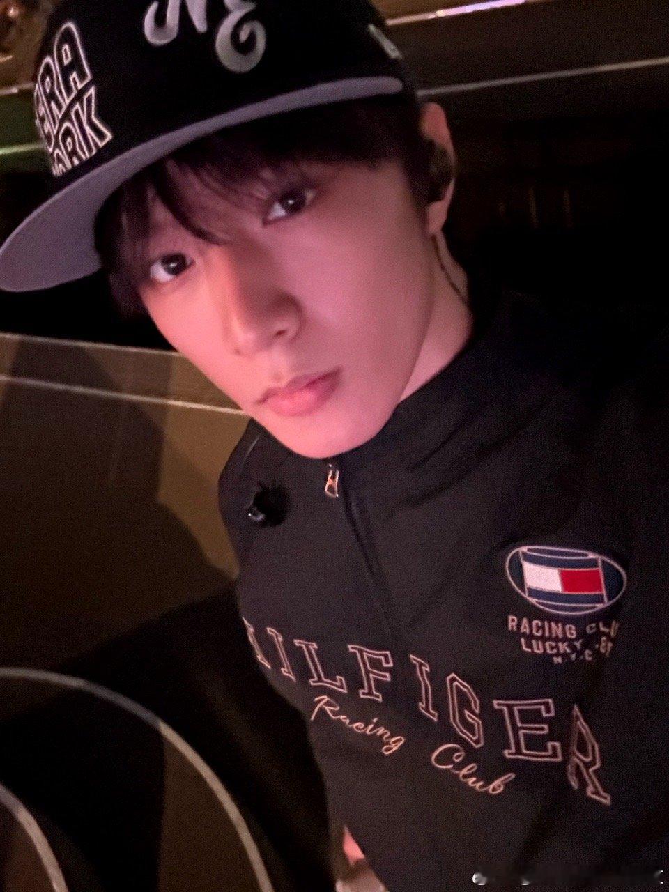 在刘耀文脸上看到了徐艺洋的表情这俩人太有梗了！黄子韬和刘耀文边吃边聊，掉土豆翻车