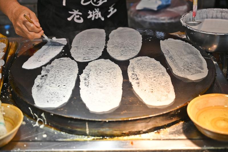 郑州这女孩摆煎饼摊，15个姐妹来“应援”，开业第一天那排面直接拉满！原来她们是在