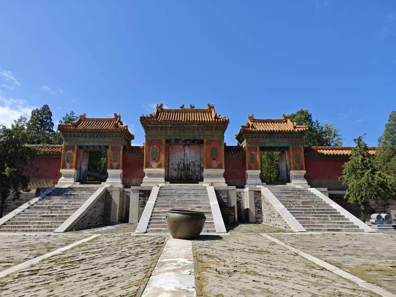 老公发来他的游玩照，要么是景，要么就是他自己跟景的自拍照。我看着都乐了！

老公