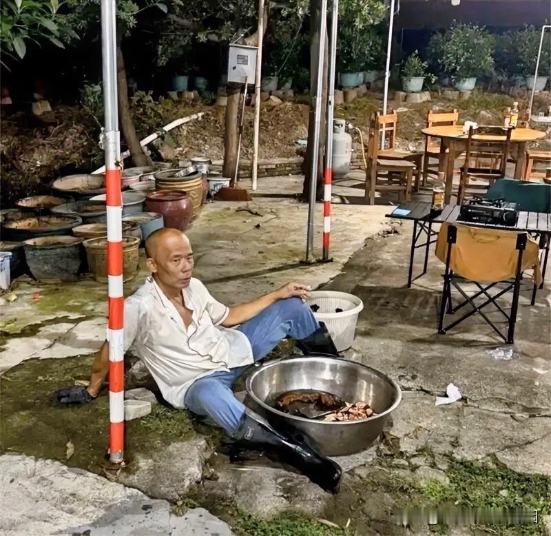 这几天莫氏鸡煲爆火。

位于顺德陈村镇绀现村的“莫氏鸡煲”，因网红美食博主探店，