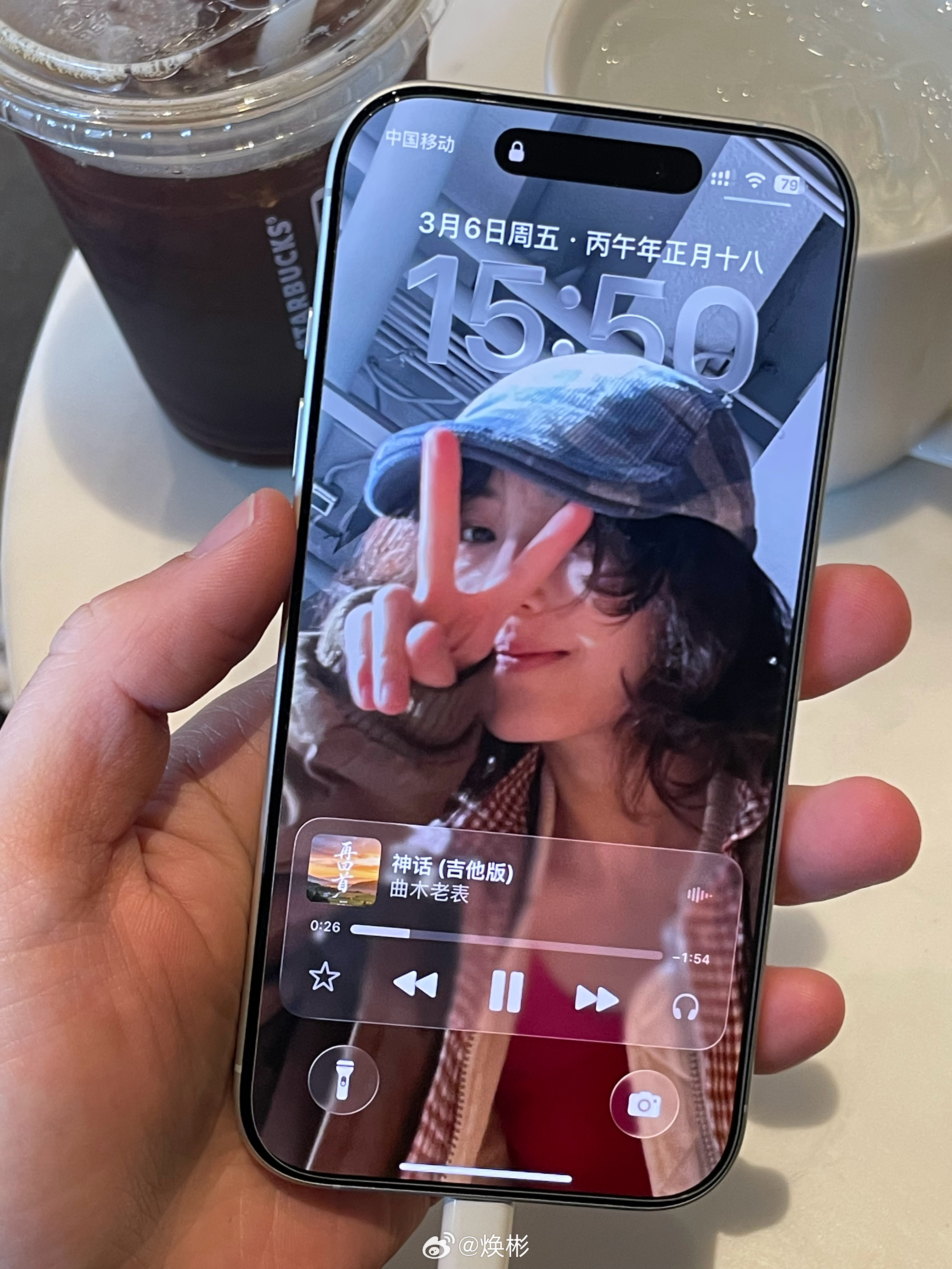 2026年了，知名流浪诗人尼采大彬子也不流浪了，而是成为了星巴克常驻嘉宾，就让大