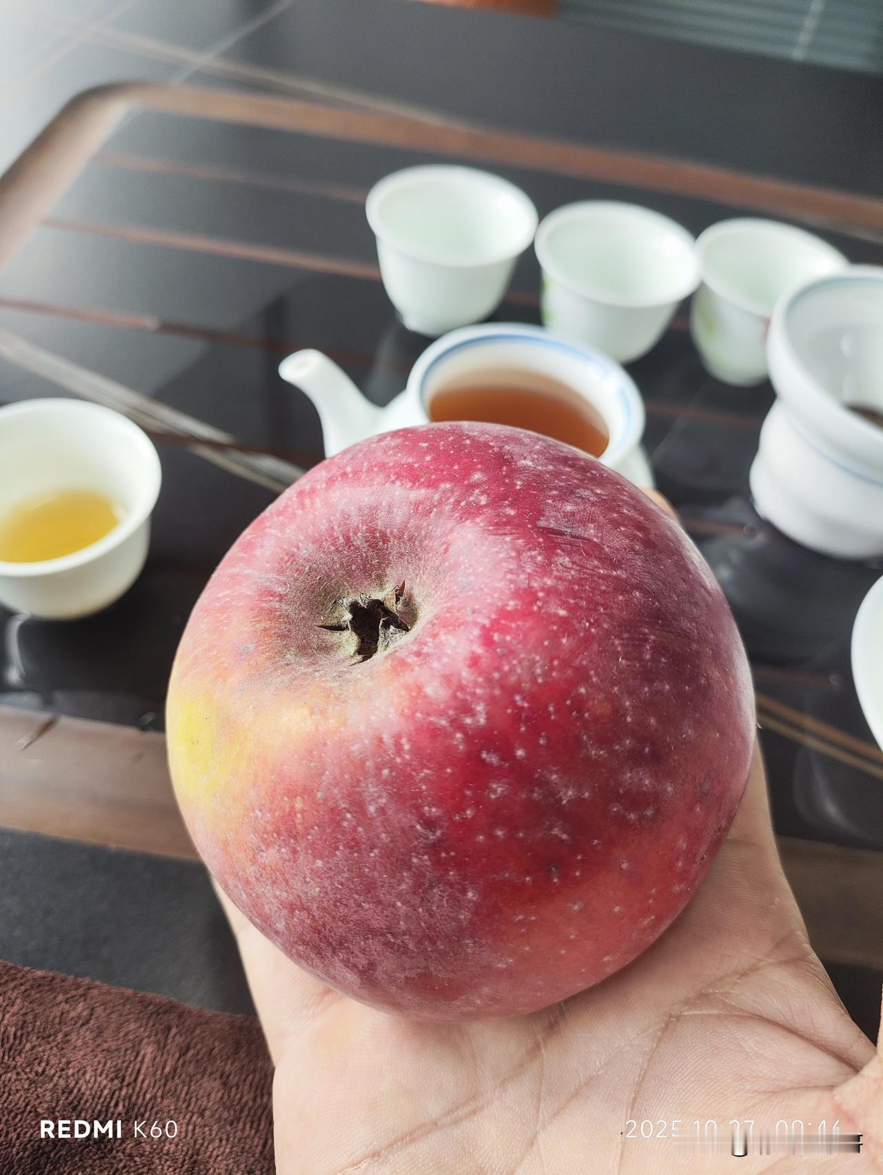 甘肃的同事让老家邮寄过来的苹果，据说这是他自家的几棵苹果树结的果子，尝了一下，确