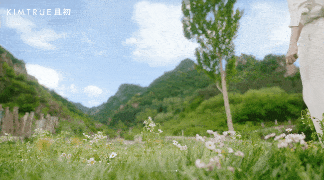 丁禹兮且初 看丁禹兮在光影间自在游走的样子，仿佛看见