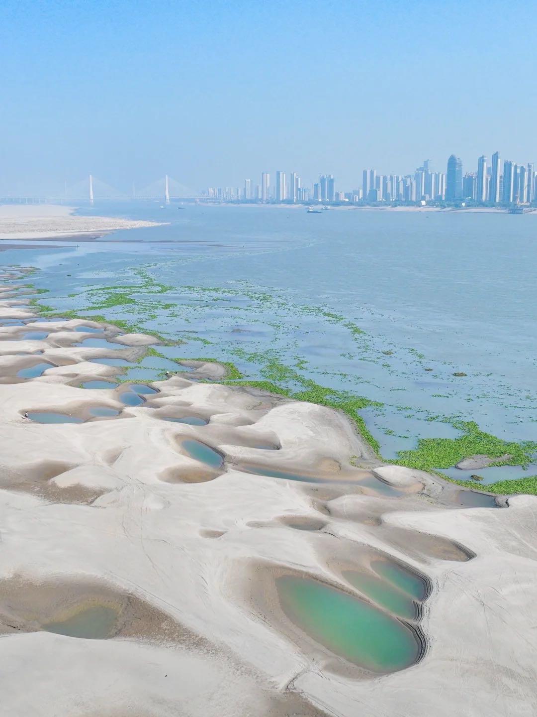 不出武汉打卡水上沙漠，枯水期限定江滩绝了。谁说沙漠一定要去西北？ 武汉...