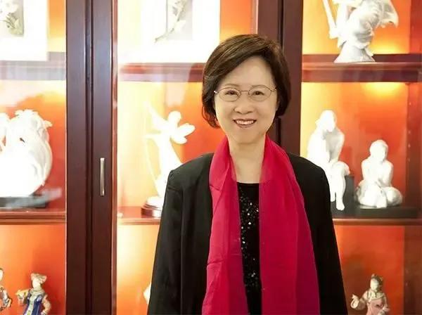 【新闻报道】

标题：琼瑶与王立平：词曲双绝，各自绽放华彩

在当今文艺界，两位