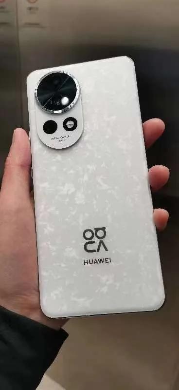 刚入手了华为nova 12，我简直太爱它了！这款手机不仅价格亲民，而且使用体验绝