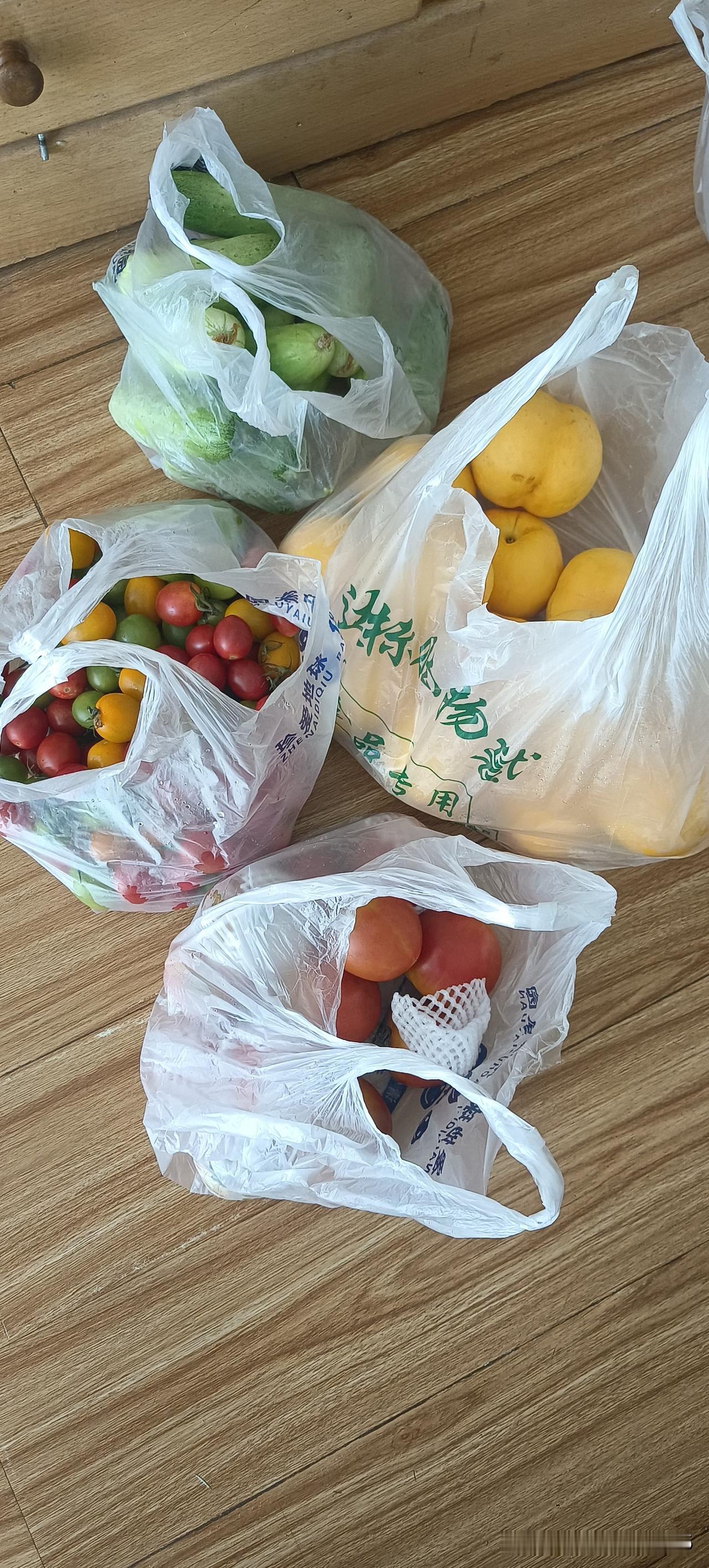 今天我大外甥来看我了，给我带了那么多好吃的，全都是我喜欢的。
跟你们说句掏心窝子