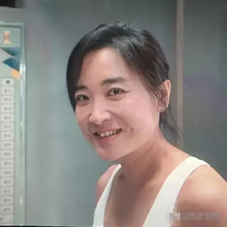 关于贾玲暴瘦，有网友提出了了一个大胆的猜想，即：瘦的贾玲是一年前从平行空间穿越过
