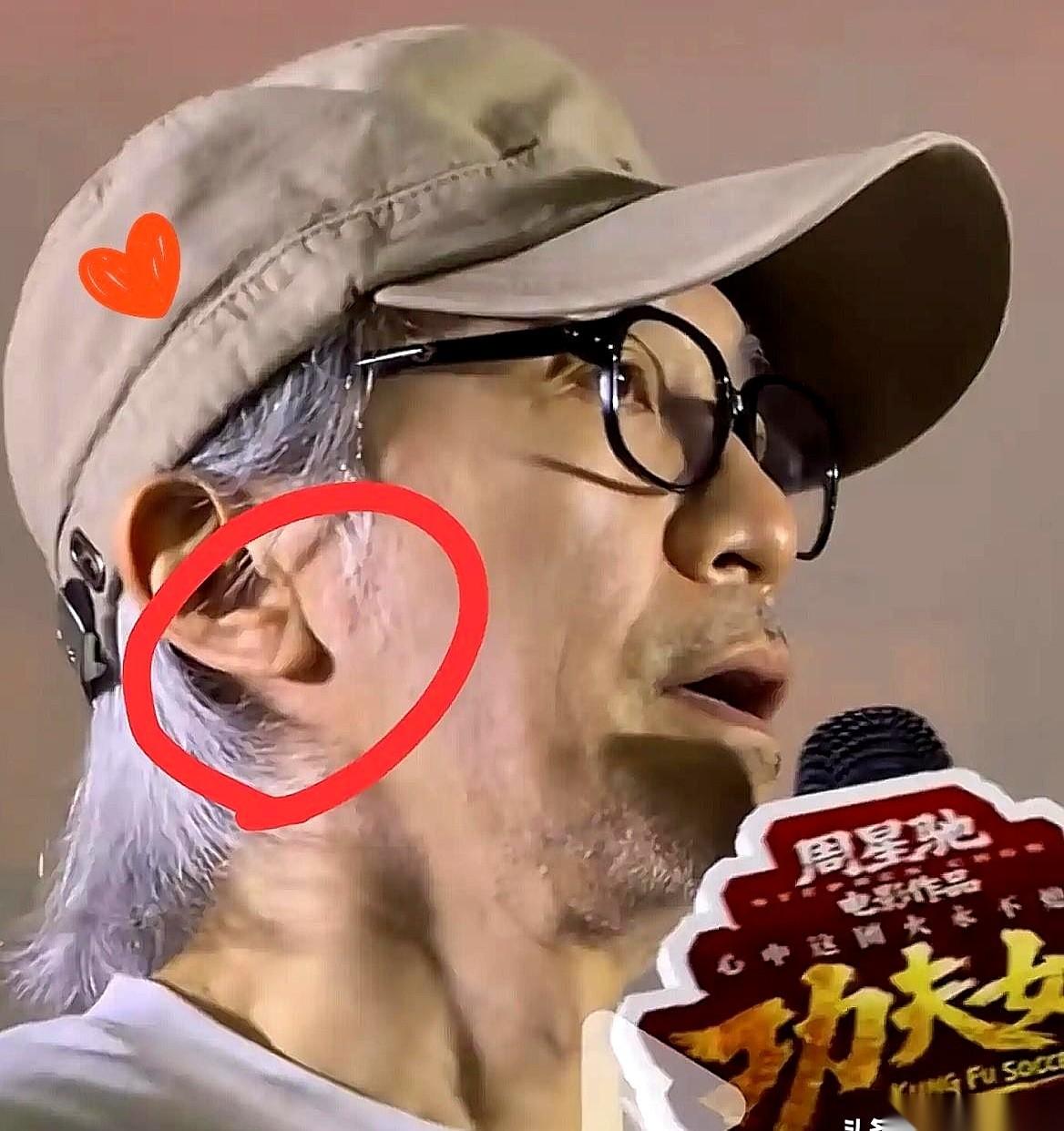一张周星驰的近照，最近在网上传开了。大家的目光没盯着那一头标志性的白发，全聚在了