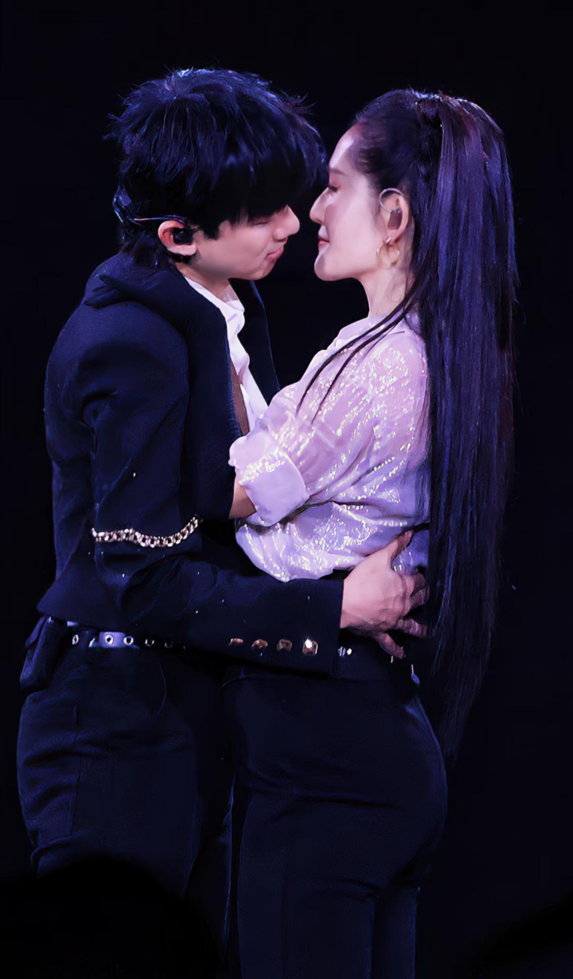 大家看吧，张杰是永远不可能跟谢娜离婚的。

不是因为谢娜为他生了三个女儿，也不是