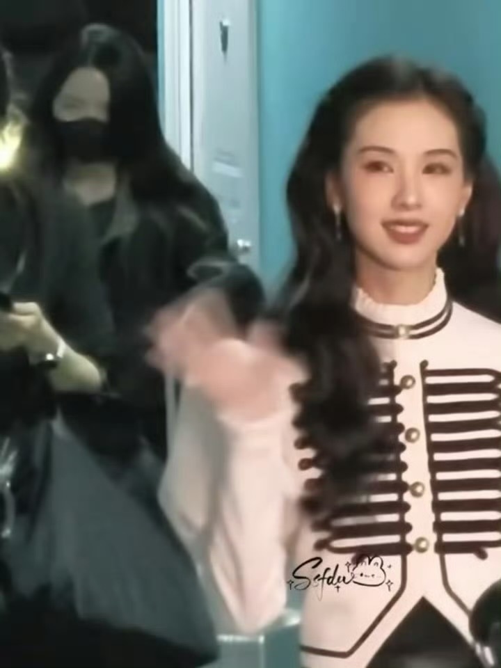 陈都灵追剧团上班路透，今天的陈都灵好漂亮！嘟嘟公主好美！ 