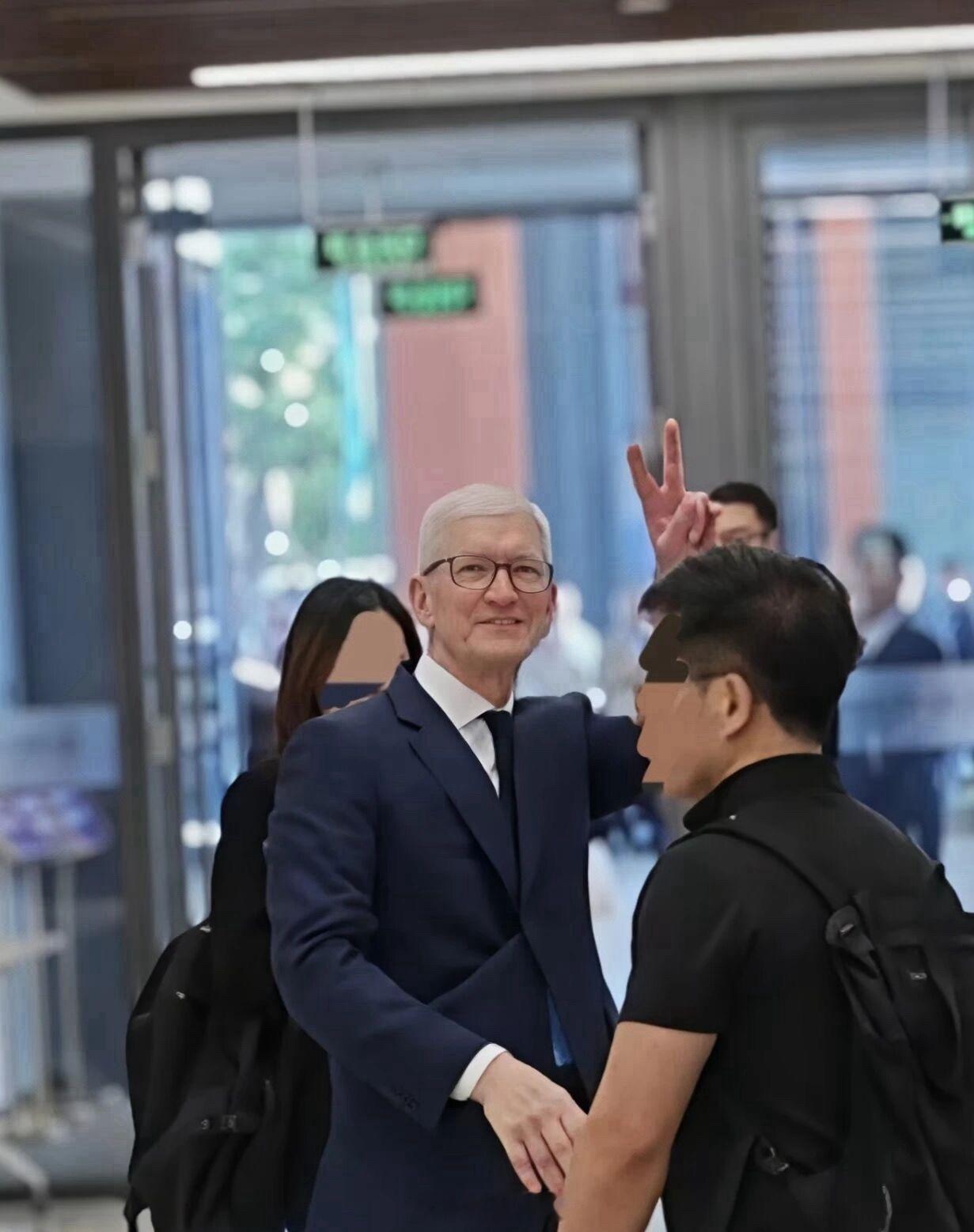 库克现身清华大学，对着学生镜头比耶挥手打招呼。 ​​​