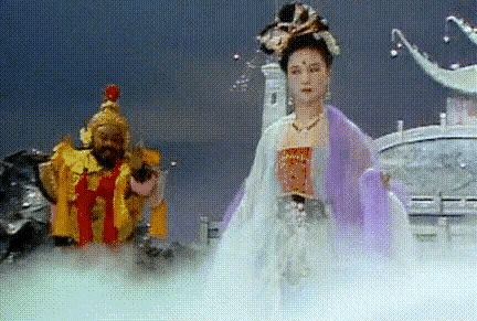 邱佩宁的嫦娥，客观的说，论姿容不是最美，而且年纪也稍微偏大，但是她翩翩的舞姿和那