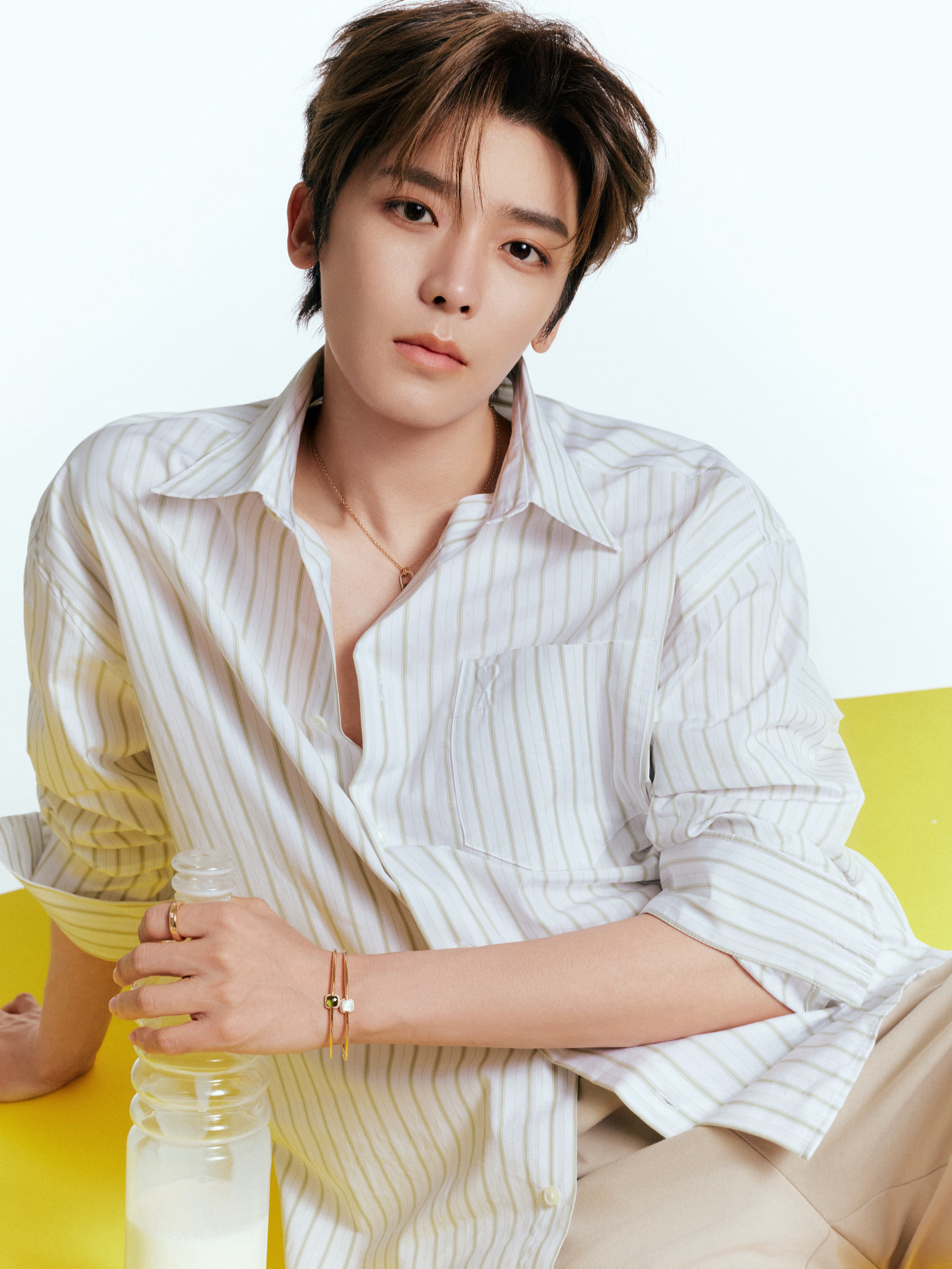 侯明昊 × C 咖直播活动造型大片，一袭条纹衬衫搭配卡其色休闲裤出镜，点缀 Po