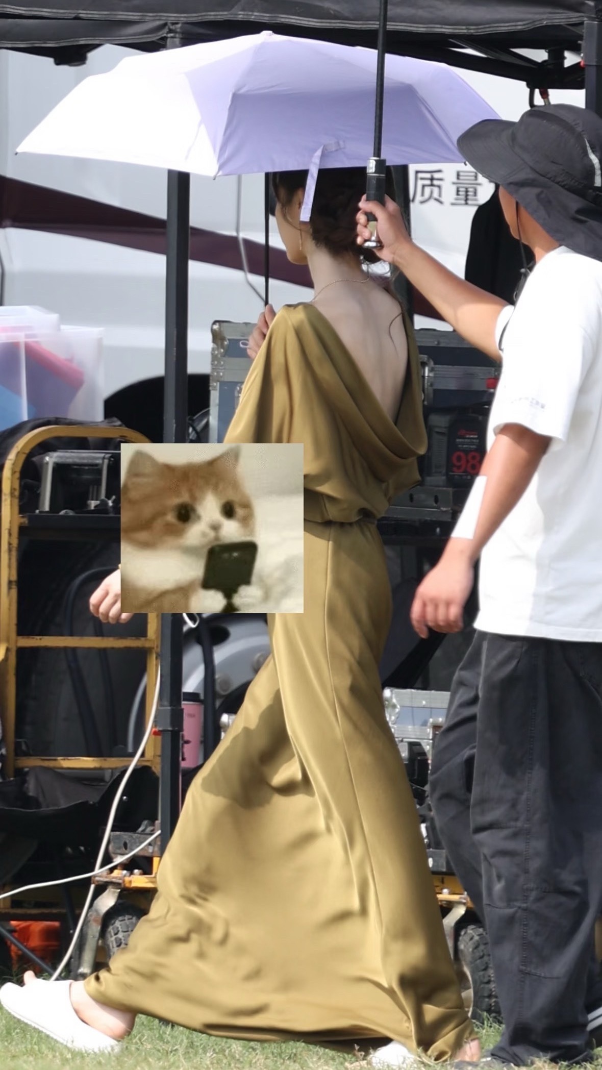 这衣服后面是这样的 ​​​