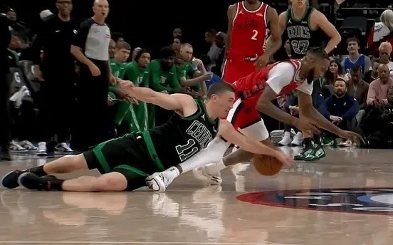 我能说这个画面我似曾相识吗🤔据美记报道，快船前锋德里克-琼斯被诊断为右膝内侧副