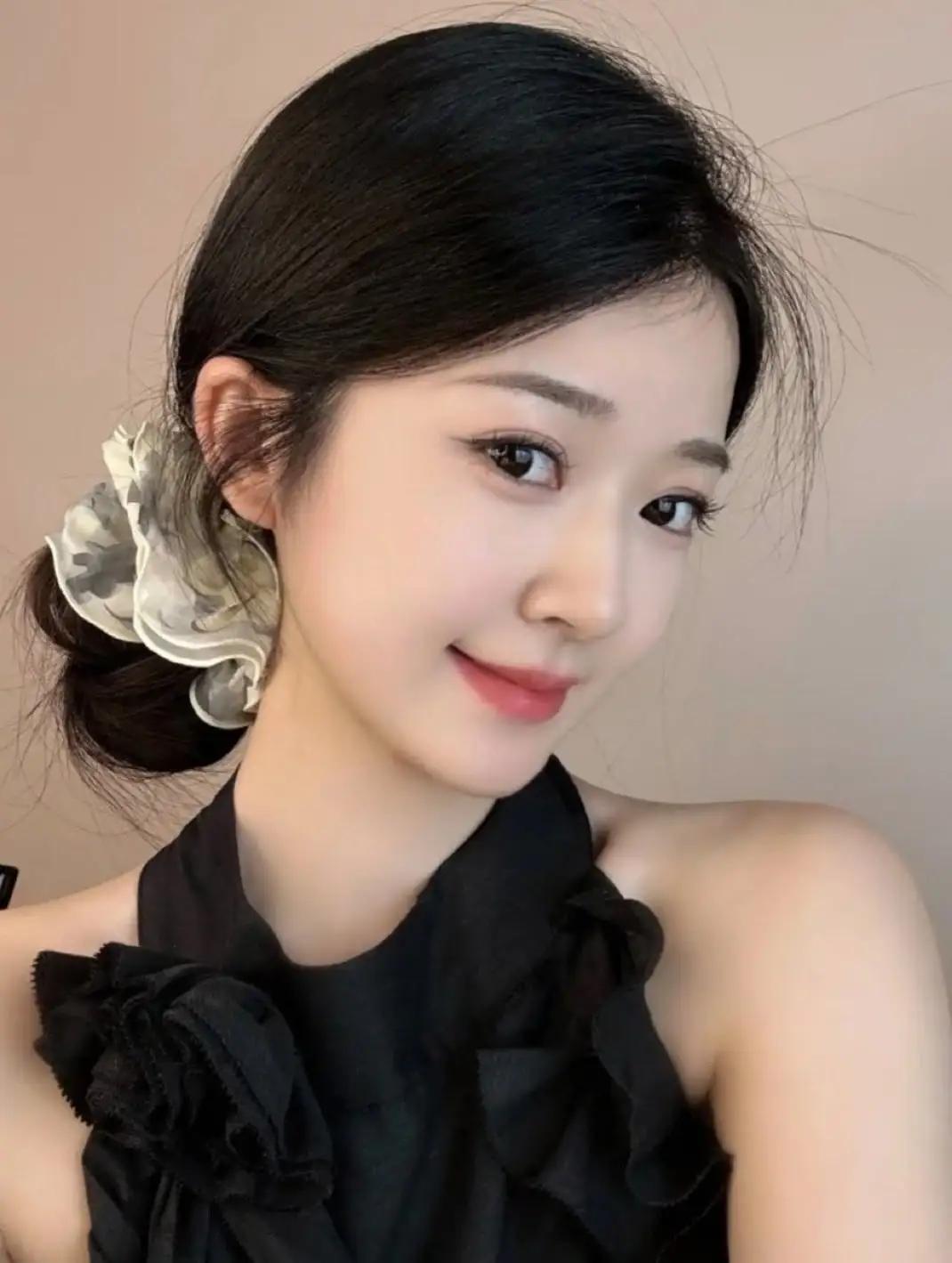 温柔的黑发少女，优雅的发饰与黑色连衣裙相得益彰，甜美微笑，尽显迷人魅力。有哪些女