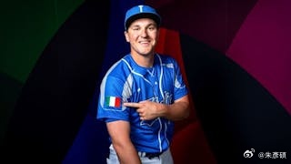 義大利的皇家隊重砲Vinnie Pasquantino，今天對墨西哥敲出了單場三