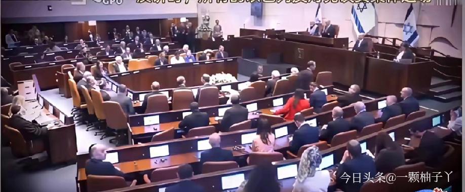 印度总理莫迪去以色列议会演讲，结果刚要开口，反对党议员们集体起身离席，场面一度十