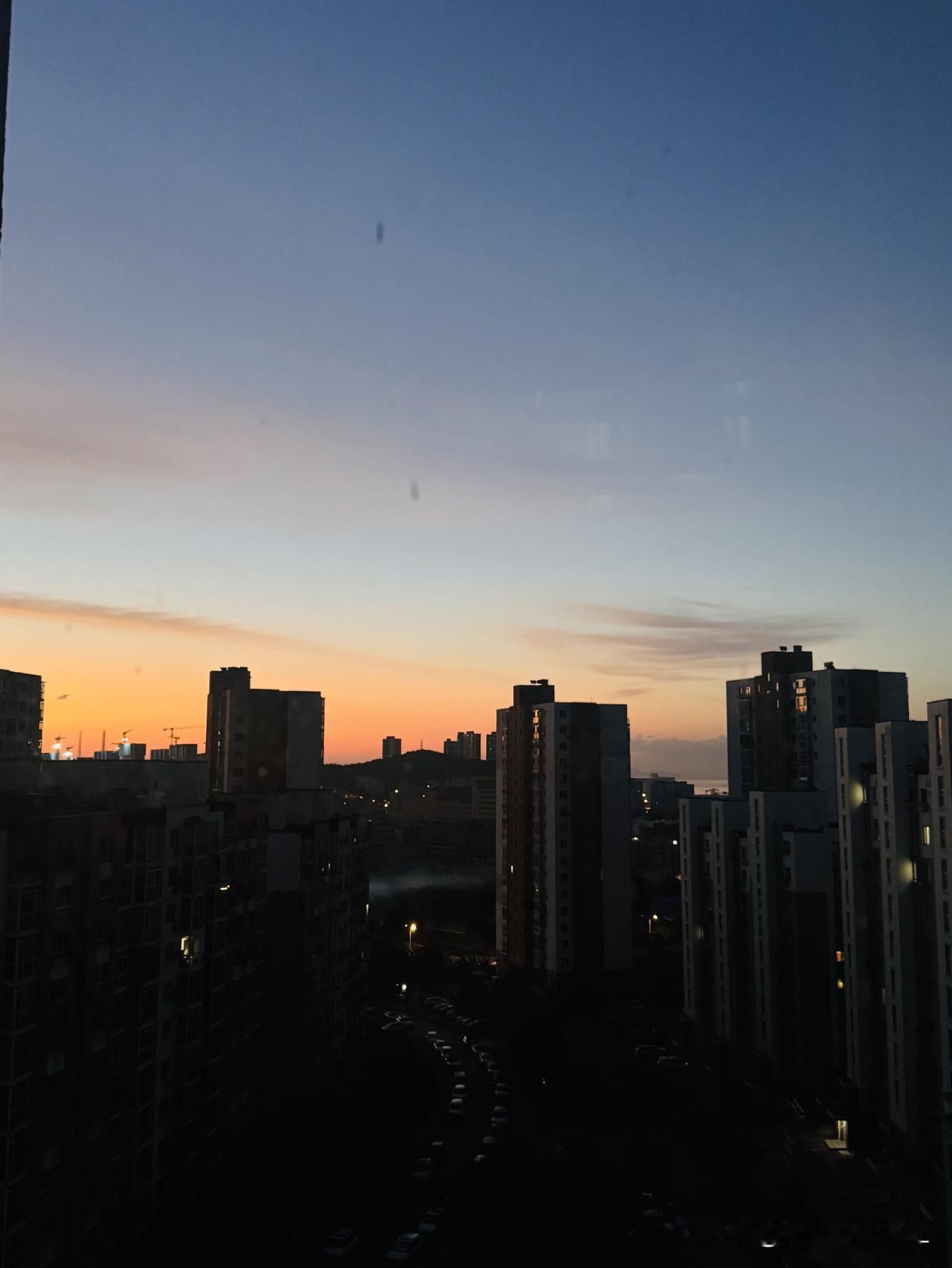 五点起身喝了杯温水，随手定格天边柔亮的朝霞。
七点下楼遛狗，慢悠悠晃在小区里，撞