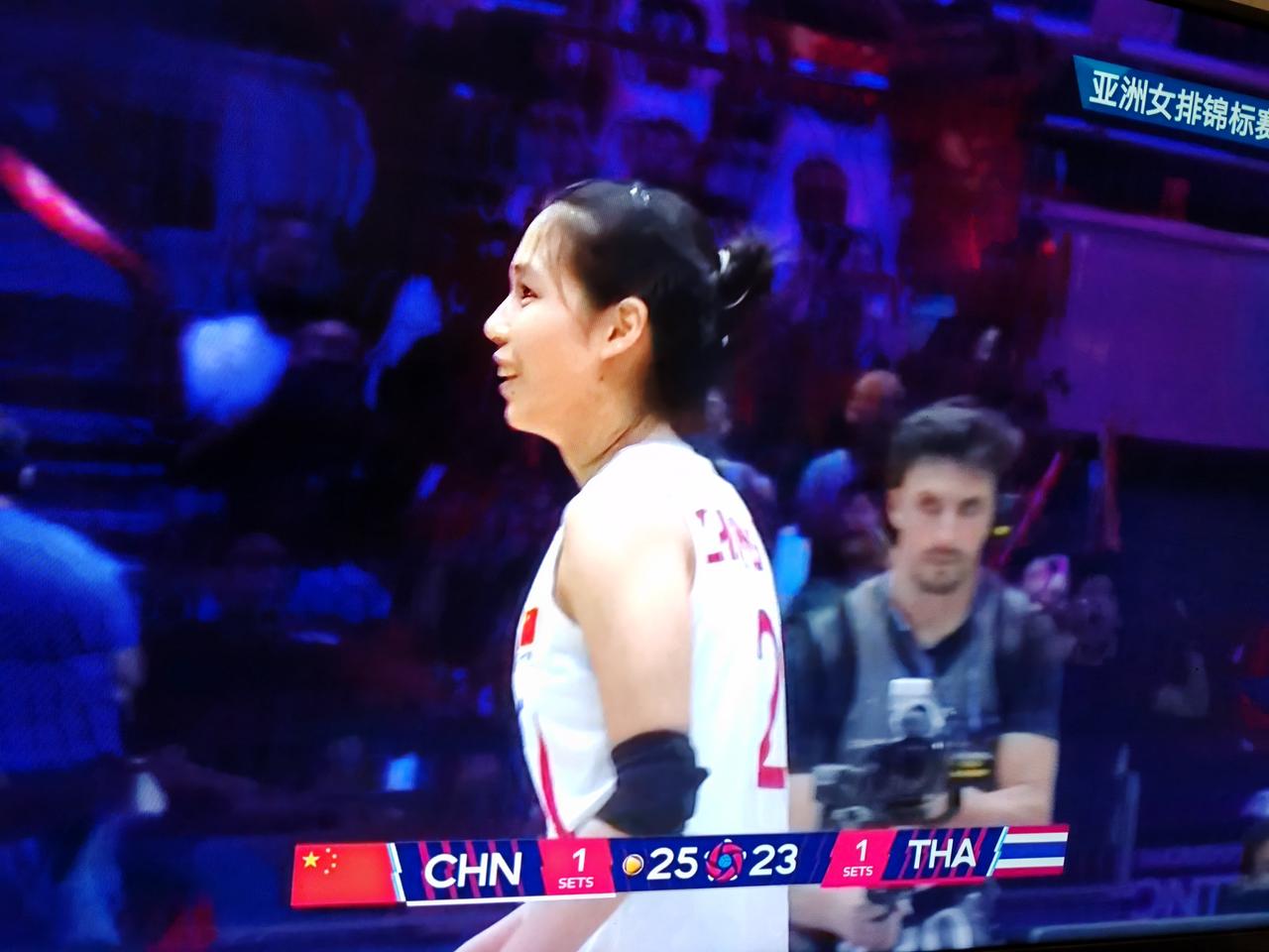 女排亚锦赛决赛，中国女排对阵泰国女排，前两局中国女排20：25，25：11，比赛