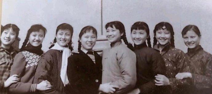 这8位美女，分别是谁？

上个世纪50年代，上海戏曲学校，那才叫真正的美女如云。