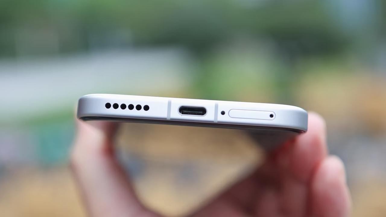 网传多家厂商在评估取消Type-C接口，连苹果都在考虑，为了做薄机身也是拼了。