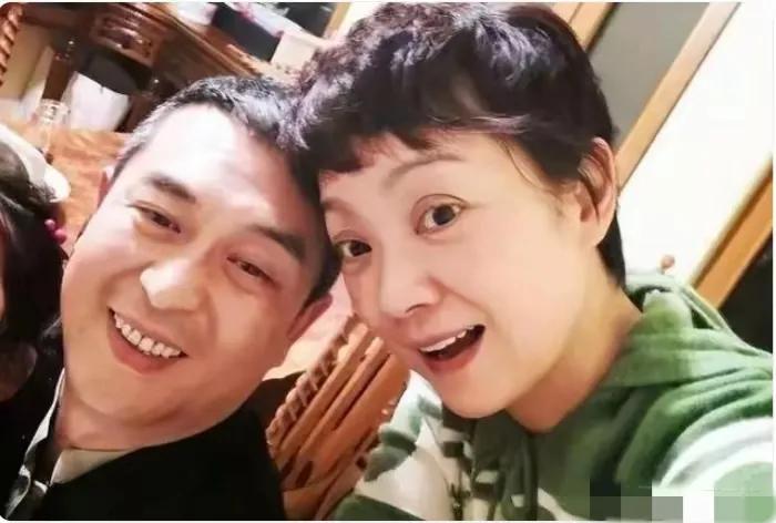 不知道狗仔队为什么光是欺负张嘉译？年年造谣人家夫妇离婚。
就算人家两口子经常带着