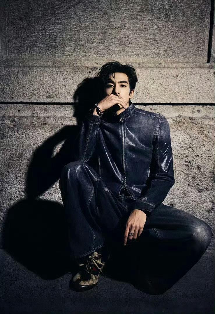 宋威龙完全是超模来的🌙经典元素碰撞前卫巧思，少年感与成熟感并存，每一步都像在走