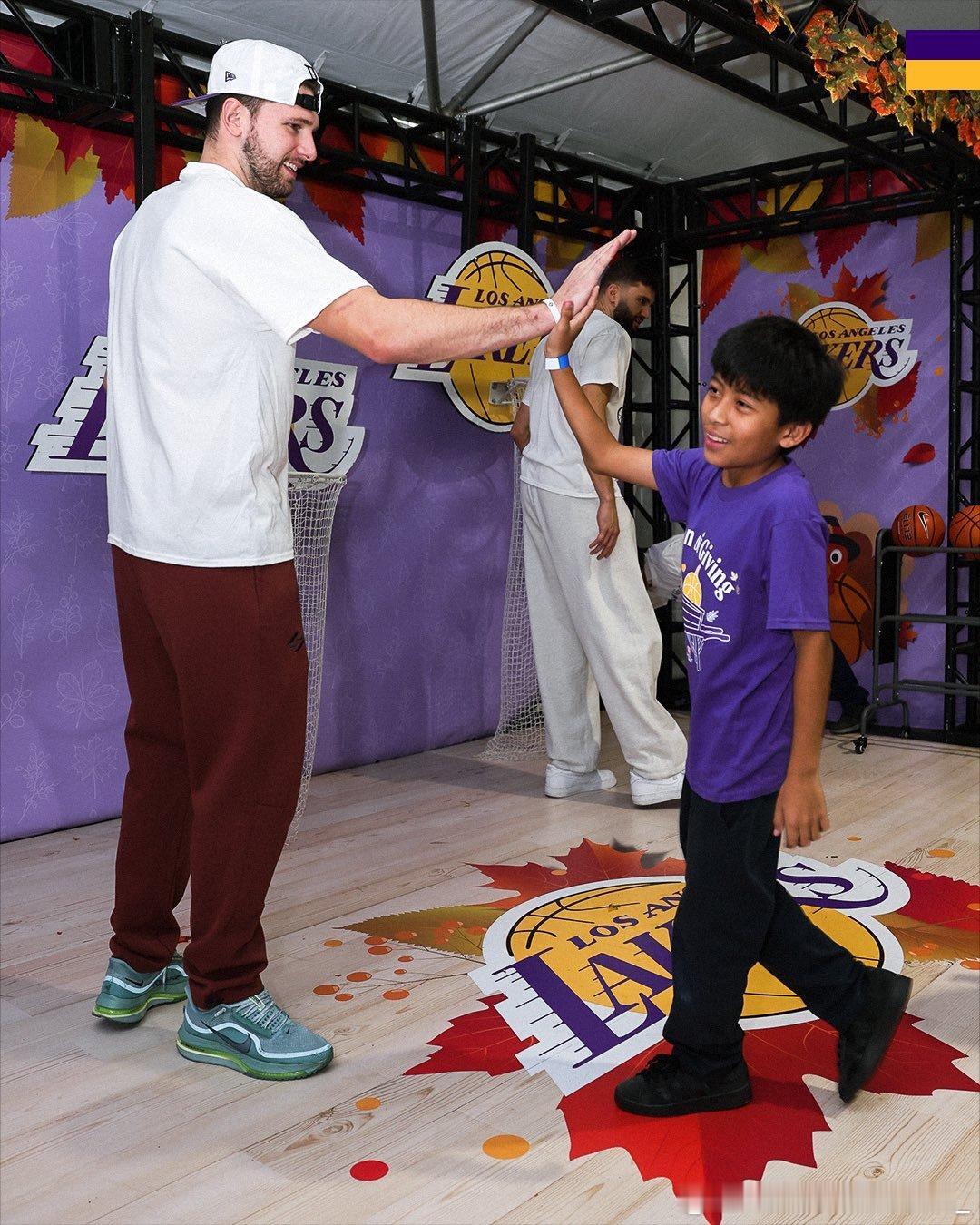 在社区与小朋友互动💜💛