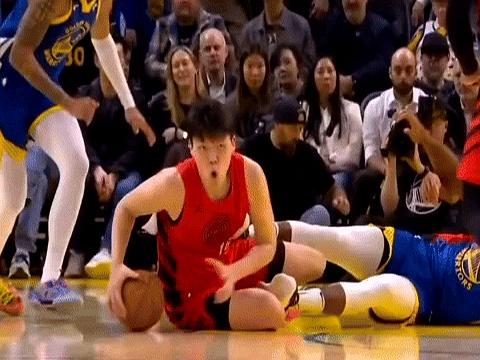 13分钟3分2板，三分3中1，杨瀚森刚想秀，后脑勺直接撞勇士膝盖。
 

头发厚