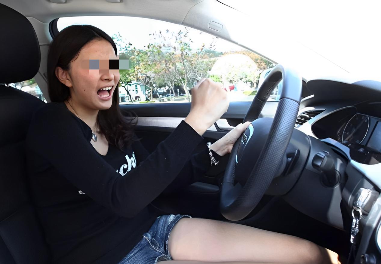 “干得漂亮！”广东，一37岁女子带着80000元现金，开车刚出车库，就被3个埋伏