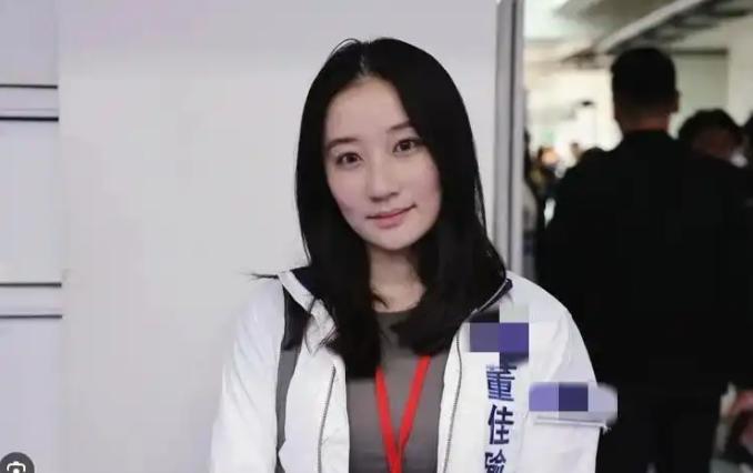 郑丽文率国民党 14 人代表团访陆，团队里最受关注的莫过于 30 岁的国际事务部