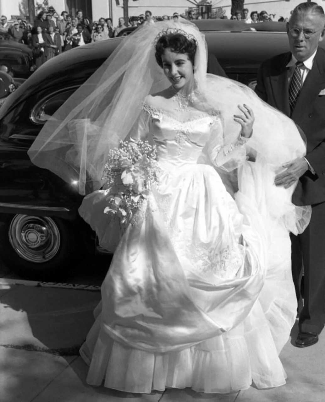 【来自投稿】1950年 18岁的伊丽莎白·泰勒嫁给了希尔顿酒店集团继承人，24岁