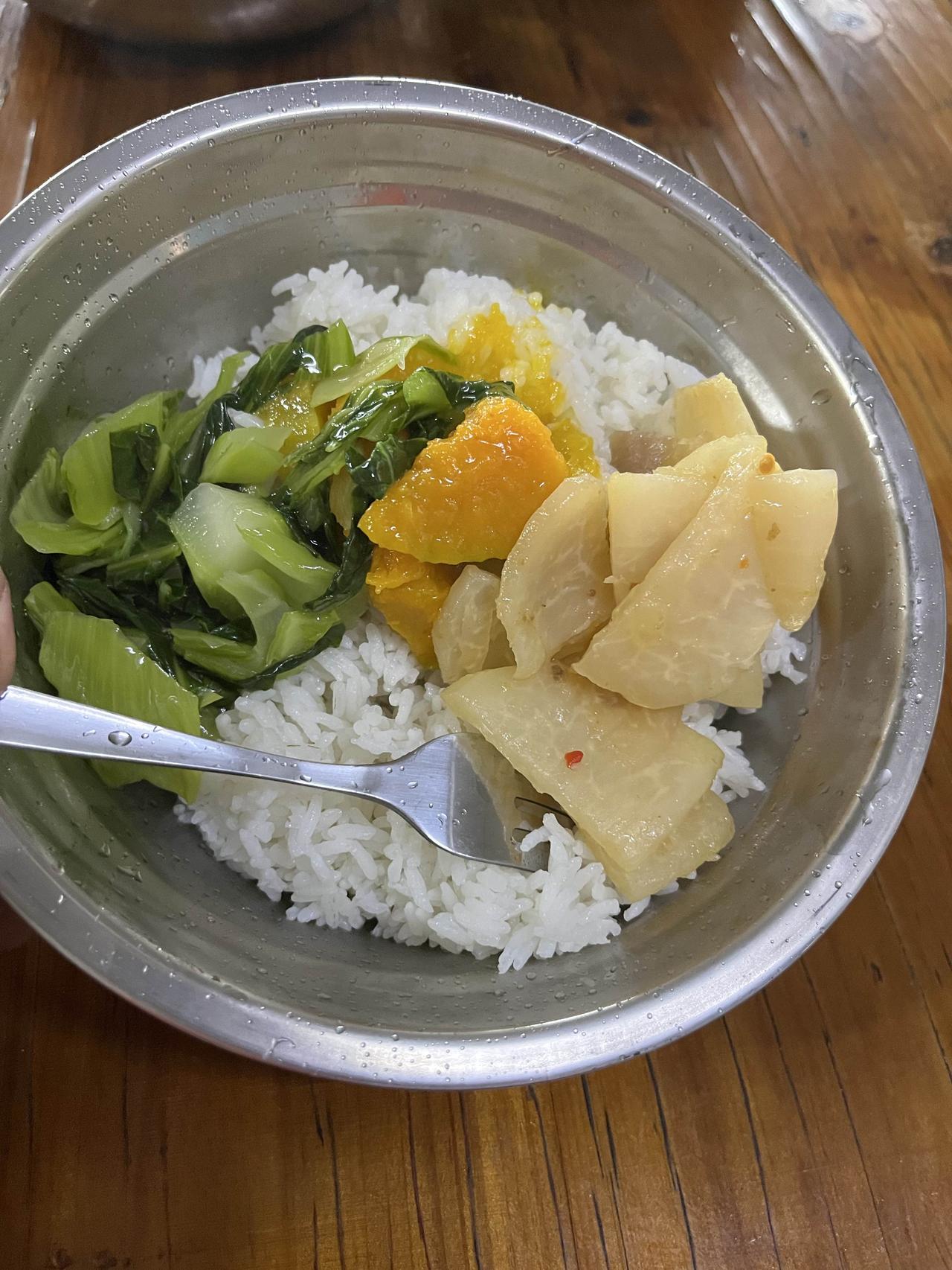 第一次到工厂上班，很不习惯，最主要是伙食太差了，早上八点到晚上九点，中途吃饭二个
