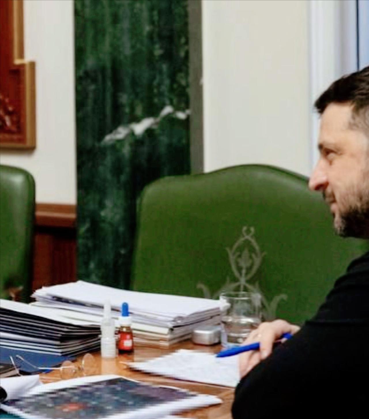 泽连斯基办公桌上被拍到儿童药剂，引起的并非争论而是所有人的连连点头：果然是它！