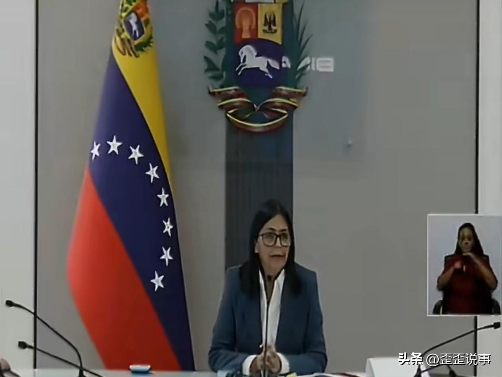 美军突袭委内瑞拉并控制相关人员后，试图扶持罗德里格斯充当傀儡，借机掠夺石油资源。